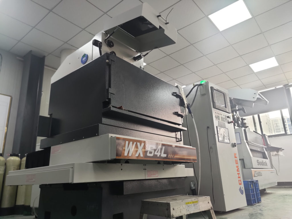 模治具部門主要開發(fā)筆記型電腦A/C/D三大件的模治具, 鋁鎂熱沖壓模具與墩厚模具。 模具年生產(chǎn)能力110套以上，占比廠內(nèi)開發(fā)50%。治具年產(chǎn)能400套，占比廠內(nèi)開發(fā)70%。公司採用軟體部份是CAD、UG製圖設(shè)計(jì)軟體，並有成套模具的設(shè)計(jì)和加工能力，並擁有經(jīng)驗(yàn)豐富的模具設(shè)計(jì)師和模具鉗工師傅、線割加工師傅及CNC加工專業(yè)的技術(shù)人員。